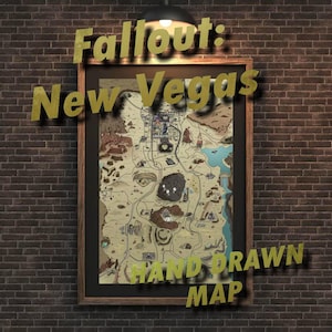 Puede incluir: Un mapa enmarcado y dibujado a mano de Fallout: New Vegas cuelga de una pared de ladrillo. El mapa presenta una representación detallada y estilizada del paisaje del juego, con texto dorado superpuesto. El marco es marrón.