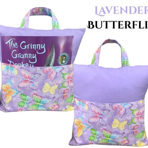 Puede incluir: Dos almohadas de lectura lavanda con asas. Las almohadas tienen un bolsillo con un estampado de mariposas y un libro titulado "The Grinny Granny Donkey" en el bolsillo. El texto "Lavender Butterflies" est&aacute; encima de las almohadas.