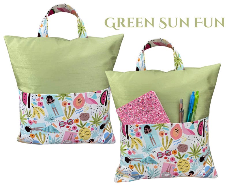 Puede incluir: Dos cojines de lectura verde claro con un bolsillo colorido con un dise&ntilde;o tropical. Los cojines tienen asas con un estampado floral. Un coj&iacute;n tiene un cuaderno rosa y bol&iacute;grafos en el bolsillo. El texto "GREEN SUN FUN" est&aacute; encima de los cojines.