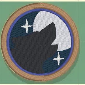 Op de afbeelding: Geborduurde patch met een zwart silhouet van een wolf, een witte halve maan en twee witte sterren op een marineblauwe achtergrond. De patch heeft een bruine rand en staat op een groene achtergrond.