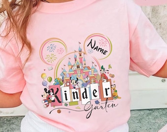 カスタムディズニー幼稚園新学期シャツ、ディズニー幼稚園Tシャツ、城の名前入りシャツ、ミッキー初日衣装、マジックキングダムスクール