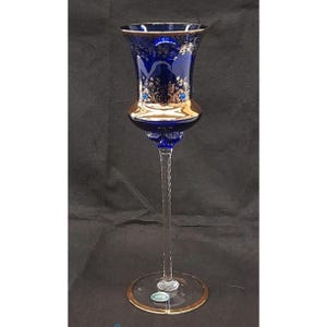 Bicchiere da vino in cristallo veneziano blu vintage: motivo floreale dorato