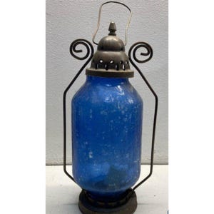 Vintage blauwe glazen lantaarn met metalen frame en handvat