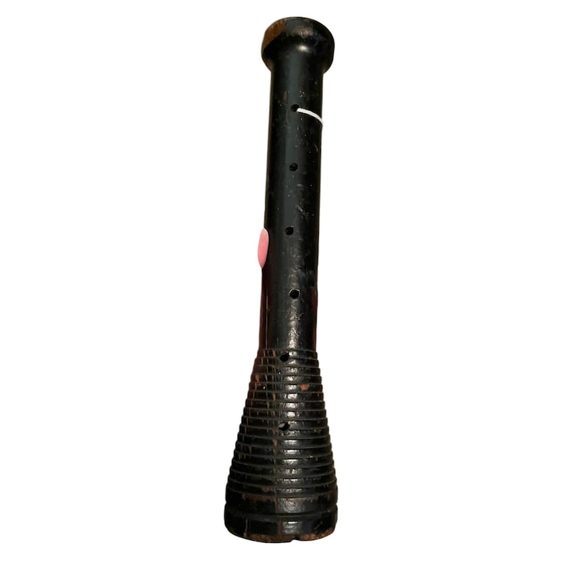 Op de afbeelding: Een zwarte zaklamp in vintage-stijl met een getextureerde, kegelvormige basis en een cilindrisch lichaam. Het heeft een roze accent en verschillende kleine gaatjes. De bovenkant is afgerond.