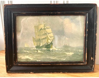 Litografía texturizada de un velero clipper náutico vintage de mediados de siglo, enmarcada, con temática marítima de mar tormentoso, años 50 y 60, estilo costero melancólico.