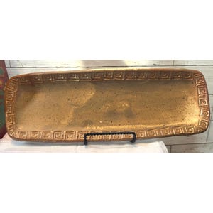 ヴィンテージ ミッドセンチュリーモダン陶器 長方形大皿 - ギリシャ模様のエンボス加工の縁取り - 斑模様の金/黄土色の釉薬 - レトロなミッドセンチュリーモダン サービングトレイ