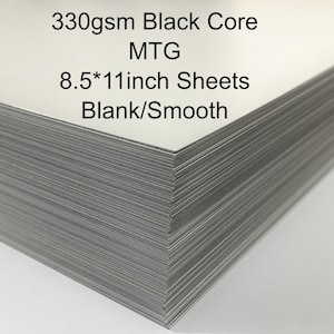 Puede incluir: Una pila de hojas en blanco y lisas de 21,6 x 27,9 cm con un núcleo negro. El texto en la parte superior de la pila dice "330gsm Black Core MTG 8.5*11inch Sheets Blank/Smooth."