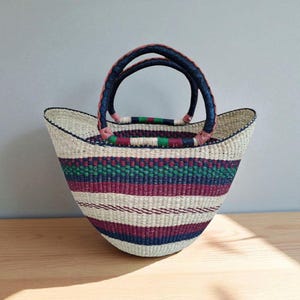 Panier Bolga à rayures - Cabas ghanéen tissé à la main avec poignées en cuir, sac africain en paille, panier de rangement écologique, cabas fait main