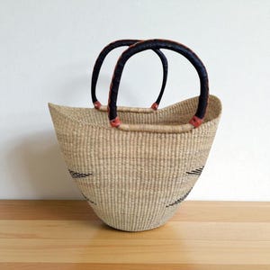 Panier de marché Bolga naturel avec poignées en cuir - Cabas africain tissé à la main, sac de paille minimaliste, panier de rangement écologique