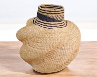 Cesta para macetas, jarrón Bolga Wave tejido a mano, maceta escultural de Ghana para hierba seca.