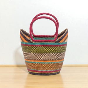 Panier Bolga coloré tissé à la main - Cabas africain avec anses courtes - Panier Ghana multicolore - Sac de rangement ou cadeau bohème