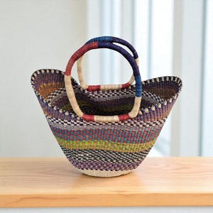 Panier Bolga multicolore du marché - Sac fourre-tout africain tissé à la main avec poignées emballées, panier en paille du Ghana respectueux de l'environnement, sac Farmers Market