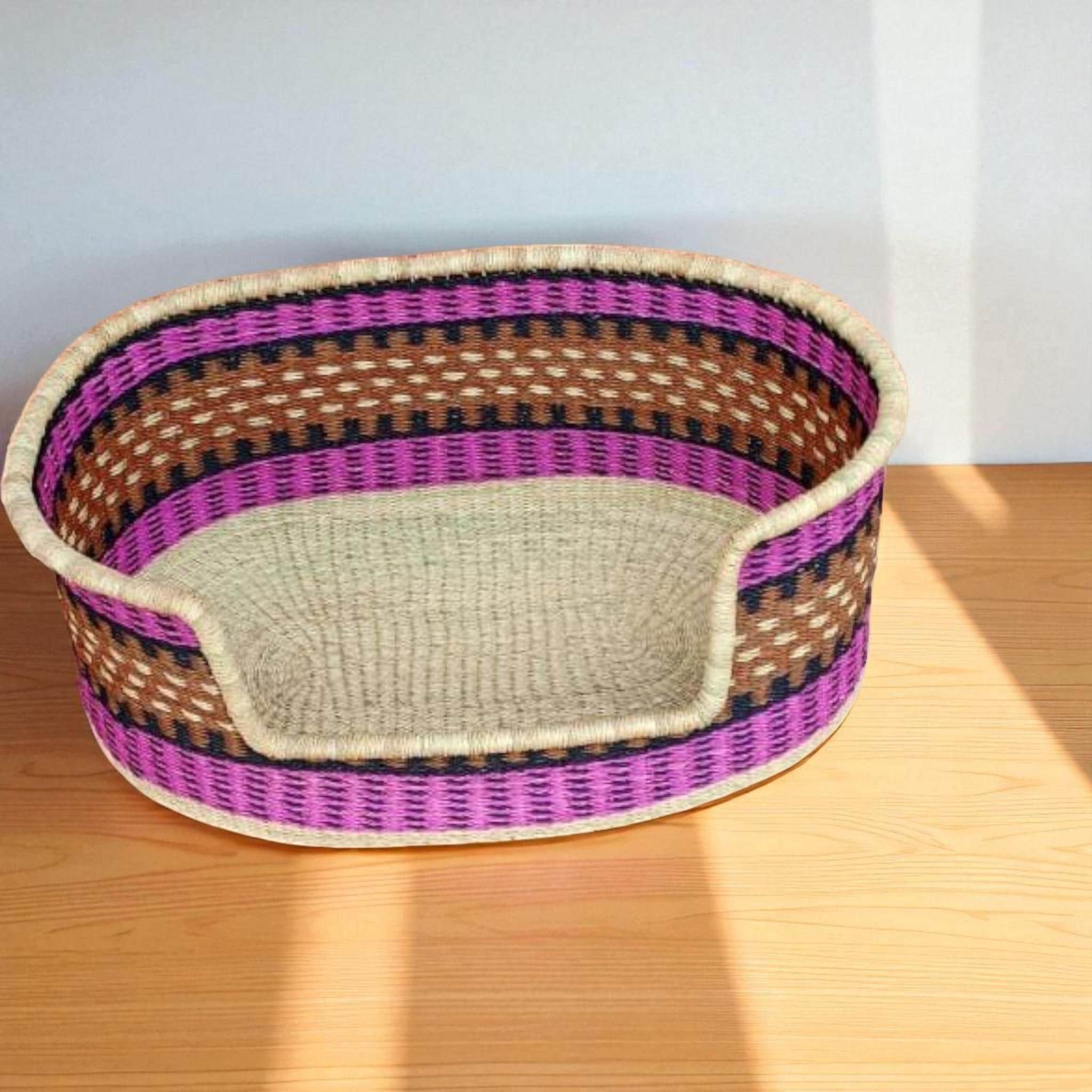 手編みのボルガ犬用ベッドバスケット：環境に優しいガーナのペット