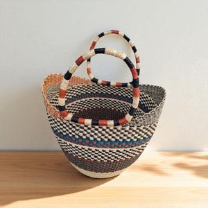 Panier de marché Bolga noir et blanc - Sac fourre-tout ghanéen tissé à la main, panier africain, sac de paille écologique, fourre-tout bohème fermier
