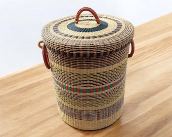 Cesta de lavandería tejida bohemia con tapa: cesta de bolga hecha a mano, cesta de hierba de elefante, cesta africana de almacenamiento con asas (P/M/L/XL)