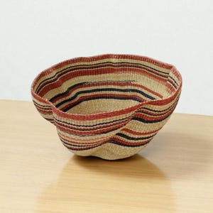 Bolga Bowl Korb – Handgewebter afrikanischer Aufbewahrungskorb mit roten und dunkelblauen Streifen – Dekorative gewebte Obst- oder Garnschale aus Ghana
