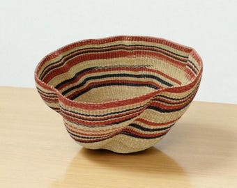 Handgeweven bolgamand – Afrikaans geweven fruitschaal, rood en marineblauw