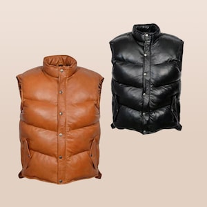 Puede incluir: Dos chalecos acolchados de cuero, uno marrón y otro negro. Ambos tienen cuello alto, cierres de botón a presión y dos bolsillos delanteros. Los chalecos sin mangas parecen estar hechos de cuero suave. Ideal para el invierno.