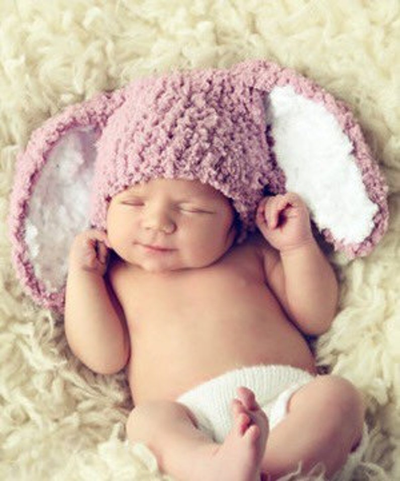 Bonnet oreilles de lapin rose pour nouveau-né prématuré, petite fille Reborn doux costume de lapin au crochet bonnet, cadeau de baby shower Pâques prématuré image 1