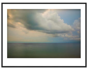 Rustige ingelijste oceaanhorizonfoto met reflecterend water, golvende wolken en een zachte luchtverloop