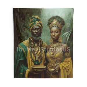 Puede incluir: Un tapiz que representa a una pareja real con vestimenta tradicional. El hombre lleva un turbante y una t&uacute;nica verdes y dorados, sosteniendo un cuenco. La mujer est&aacute; adornada con un vestido y un tocado dorados. El texto "IbuMeviStudiosUS" es visible.
