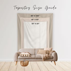 Puede incluir: Una gu&iacute;a de tallas de tapices muestra tres tapices rectangulares de diferentes tama&ntilde;os: 224cm x 264cm, 173cm x 203cm y 127cm x 152cm. El texto "Tapestry Size Guide" est&aacute; en la parte superior. Un sof&aacute; beige con cojines y una bolsa de mimbre est&aacute;n en primer plano.