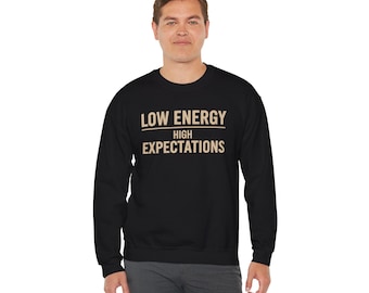 Niedrige Energie, hohe Erwartungen Sweatshirt | Lustiger Text Rundhalsausschnitt