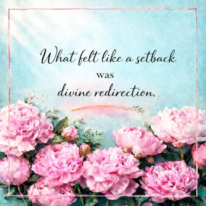 Könnte beinhalten: Inspirierendes Bild mit hellblauem Hintergrund und goldenem Rahmen. Das Bild zeigt rosa Pfingstrosen am unteren Rand und den Text "Was sich wie ein Rückschlag anfühlte, war göttliche Neuausrichtung."