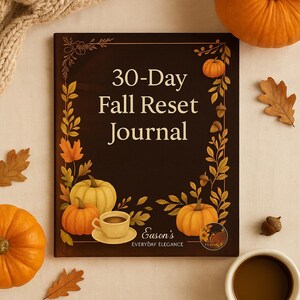 以下が含まれることがあります： 「30-Day Fall Reset Journal」のテキストが書かれた、秋をテーマにした日記帳。濃い茶色の表紙には、カボチャ、葉、コーヒーカップが描かれています。日記帳は、カボチャ、葉、コーヒーカップに囲まれています。
