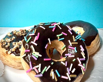 Roter Donut mit zerkleinerten Nssen - Etsy.de