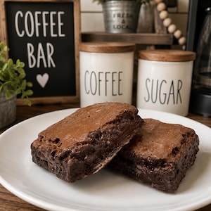 Faux Brownies 2er-Set | Fake Back Schokoladen Brownies | Realistische Faux Dessert | Tiered Tablett Dekor | Küchenaufsteller | Bäckerei Prop