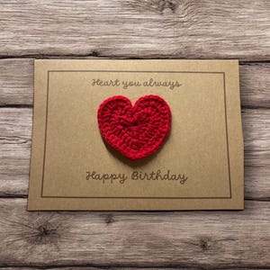 Carte d'anniversaire en forme de coeur au crochet faite main - « Heart You Always » - Carte de voeux kraft rustique pour elle/lui