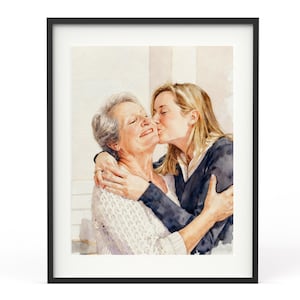 Pode incluir: Retrato em aquarela de m&atilde;e e filha em uma moldura preta. A filha est&aacute; beijando a m&atilde;e na bochecha. A m&atilde;e tem cabelo grisalho e est&aacute; usando um su&eacute;ter branco. A filha tem cabelo loiro e est&aacute; usando um casaco azul marinho.