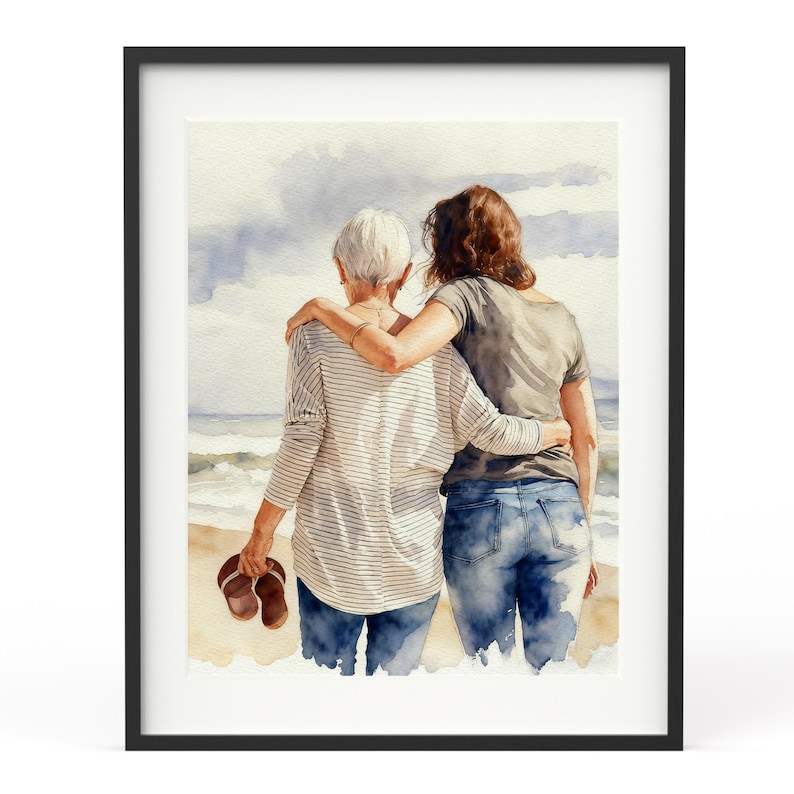 Pode incluir: Impress&atilde;o em aquarela de duas pessoas abra&ccedil;adas numa praia, de frente para o oceano. Uma pessoa usa uma camisa listrada e segura sand&aacute;lias. A outra usa uma camiseta cinza e jeans. A obra de arte &eacute; emoldurada em uma moldura preta.
