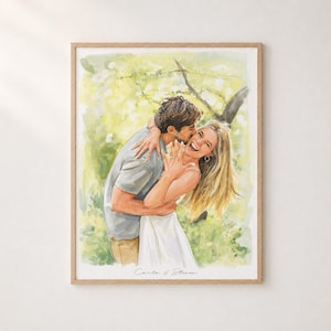 Op de afbeelding: Een aquarelportret van een koppel dat elkaar buiten omhelst. De persoon links draagt een grijs shirt en een beige broek, terwijl de persoon rechts een witte jurk draagt en een ring aan de hand toont. De tekst Carla & Steven staat onderaan.