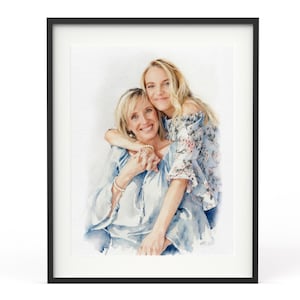 Pode incluir: Retrato em aquarela emoldurado em preto de duas mulheres abra&ccedil;adas. Uma usa um top azul floral, a outra um vestido azul. A obra de arte tem um estilo suave e pict&oacute;rico, com foco nas express&otilde;es e na conex&atilde;o dos sujeitos.