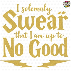 Può includere: Testo glitterato dorato su sfondo bianco: "I solemnly Swear that I am up to No Good". Il testo è in un carattere stravagante, con due fulmini dorati in basso.