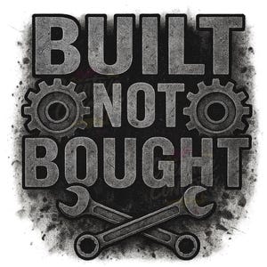 Könnte beinhalten: Graues Grafikdesign mit dem Text "BUILT NOT BOUGHT". Das Design beinhaltet zwei Zahnräder und zwei gekreuzte Schraubenschlüssel, alle in Grautönen, vor einem dunklen Hintergrund mit Grunge-Effekt.