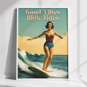 Póster retro de chica surfista – Arte mural playero bohemio vintage – Impresión retro oceánica – Decoración veraniega con buen rollo – Estética surfera costera