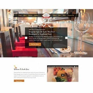 Op de afbeelding: Een website-interface voor een sushirestaurant met een navigatiebalk, een hoofdsectie met tekst over de geschiedenis van sushi en een menuknop. Hieronder staat een sectie met de titel Welcome To Sushi Bars.