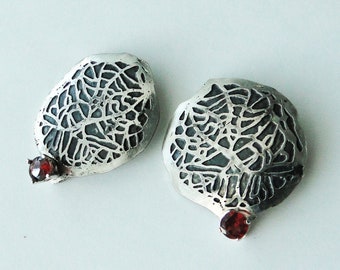 Garnet and organic patterned silver earring