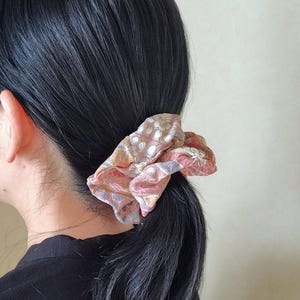 Coletero voluminoso de seda tipo kimono de 13 cm (5,1 pulgadas), diseño floral rosa suave, elegante accesorio para el cabello.