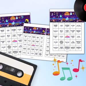 Op de afbeelding: Halloween-bingokaarten, een cassettebandje en een vinylplaat. De bingokaarten hebben een kleurrijke koptekst met Halloween-afbeeldingen en songtitels. Muzieknoten en sterren zijn ook zichtbaar.