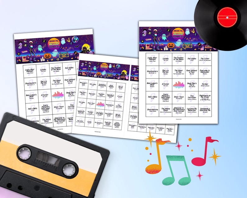 Op de afbeelding: Halloween-bingokaarten, een cassettebandje en een vinylplaat. De bingokaarten hebben een kleurrijke koptekst met Halloween-afbeeldingen en songtitels. Muzieknoten en sterren zijn ook zichtbaar.