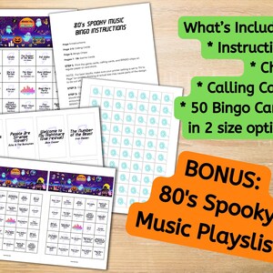 Op de afbeelding: Een verzameling gedrukte bingo-spelcomponenten, waaronder instructies, belkaarten, fiches en 50 bingokaarten in twee formaten. Het thema is 80's Spooky Music, met een bonus afspeellijst. Het ontwerp bevat Halloween-thema graphics en tekst.
