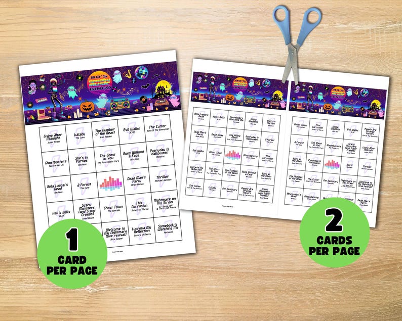 Op de afbeelding: Twee vellen Halloween Bingo-kaarten met een kleurrijk jaren 80-thema, met geesten, pompoenen en muzieknoten. E&eacute;n vel heeft &eacute;&eacute;n kaart per pagina, de andere heeft er twee. Een blauwe schaar ligt erboven.