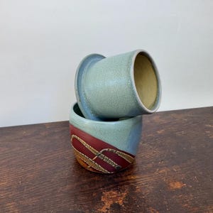 Campana de mantequilla francesa de cerámica vintage hecha a mano, firmada CB JB, mantequera de cerámica de estudio, gres texturizado terroso con tapa y esmalte azul verdoso.