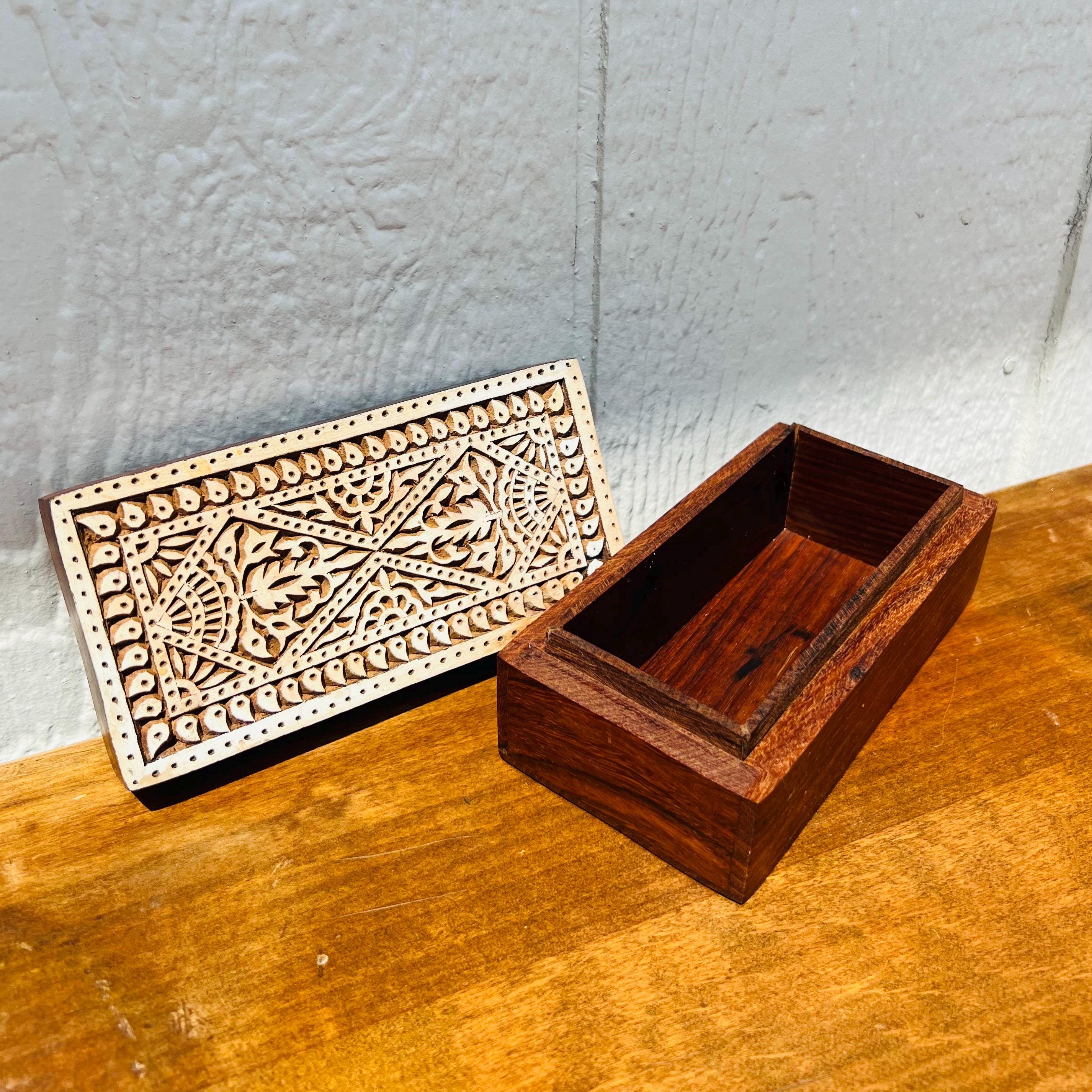 手彫りの木製小物入れ、精巧な彫刻デザイン - Etsy 日本