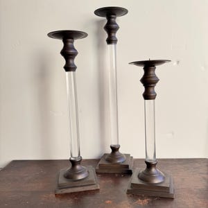 Juego de candelabros vintage de latón y lucita estilo Hollywood Regency, trío de portavelas acrílicos modernos de mediados de siglo de diferentes tamaños - Decoración glamurosa de los años 70