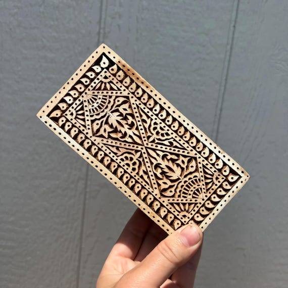手彫りの木製小物入れ、精巧な彫刻デザイン - Etsy 日本